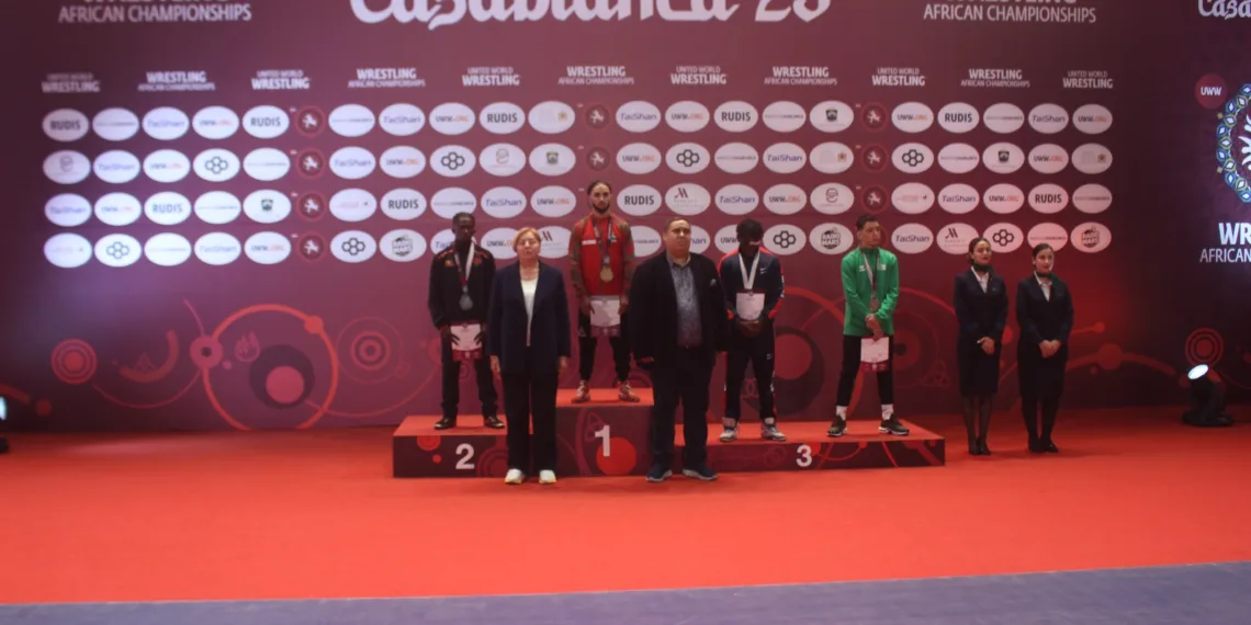طارق بن هاشم يتوج بالميدالية الذهبية في المصارعة الحرة وزن 57 كلغ ضمن البطولة الإفريقية