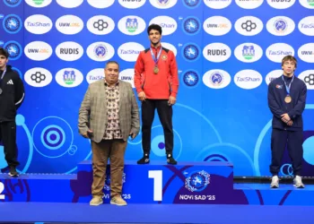 مندوب الاتحاد الدولي يوشح بطل العالم المصري محمد حسن احمد عبد الرحيم