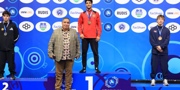 مندوب الاتحاد الدولي يوشح بطل العالم المصري محمد حسن احمد عبد الرحيم